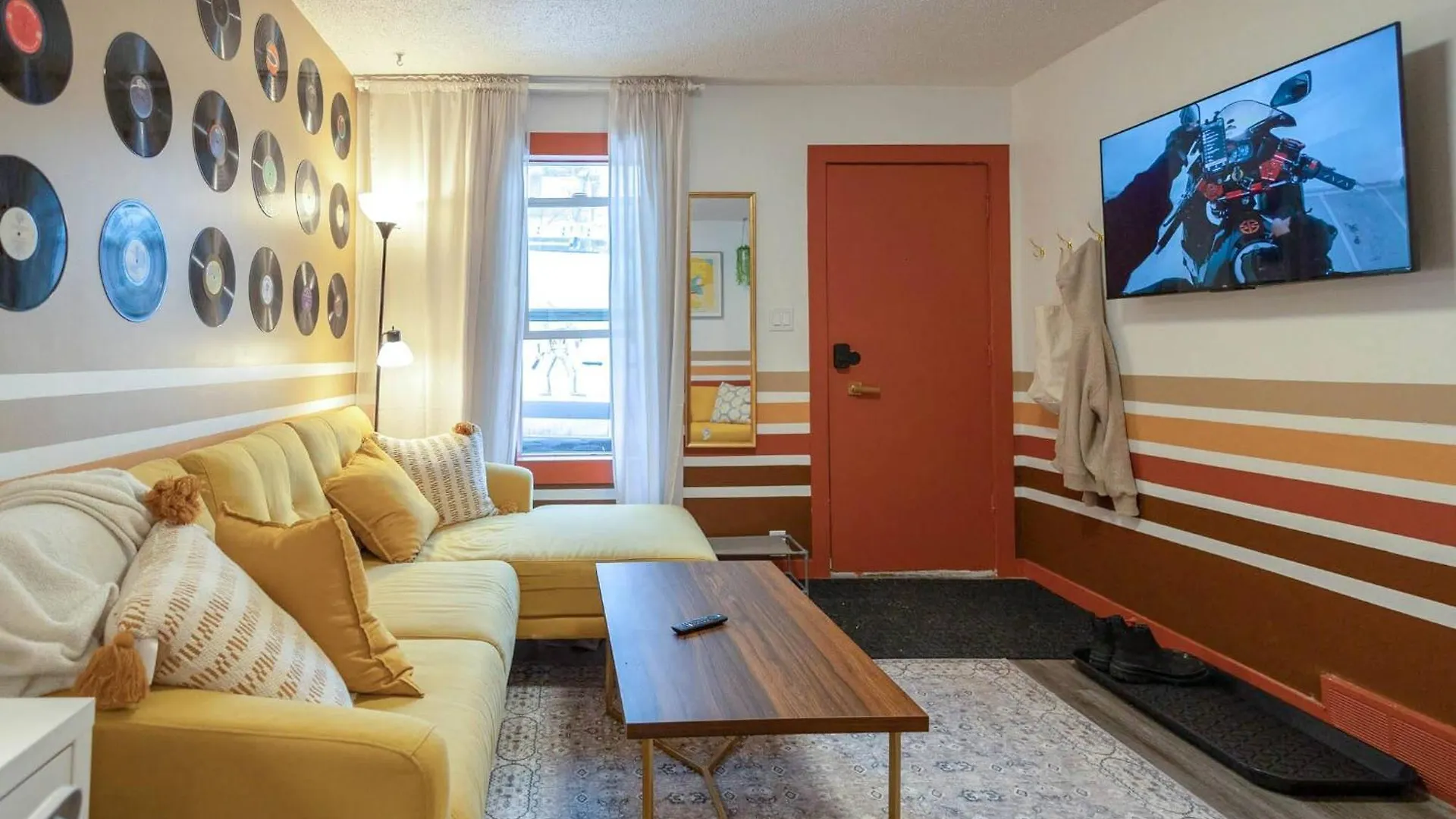 Retro Glam In Ramsay Walk To Stampede Grounds Villa YYC Feriehus