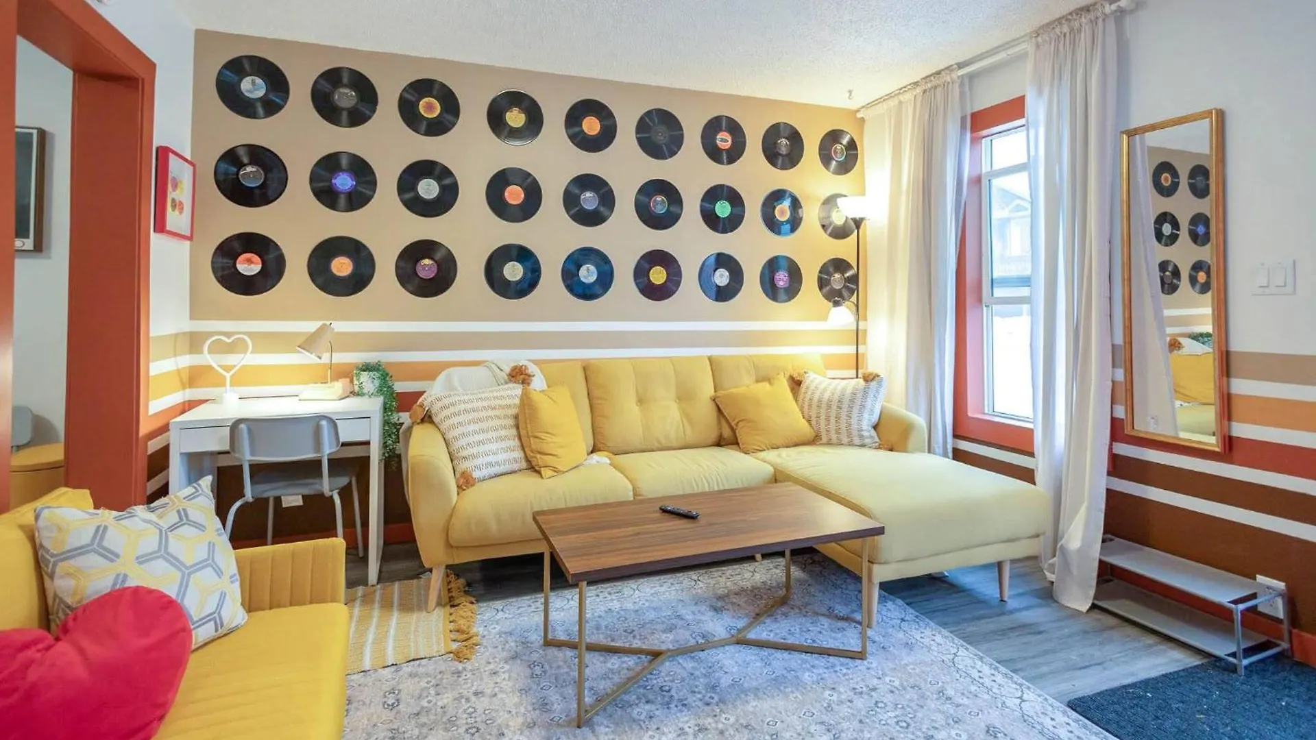 Retro Glam In Ramsay Walk To Stampede Grounds Villa YYC